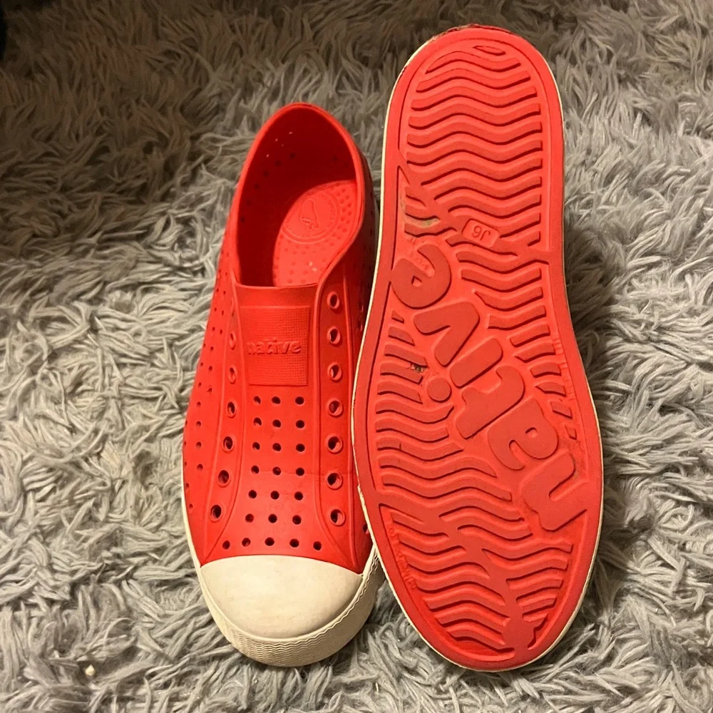 Native Jefferson Rubber Slip On Shoe J Size 6 Red Waterproof UNISEX
